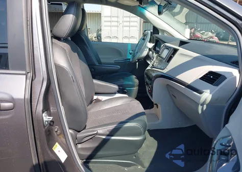 2012 Toyota Sienna Se 8 Passenger z USA, uszkodzony, nr VIN 5TDXK3DC5CS239687